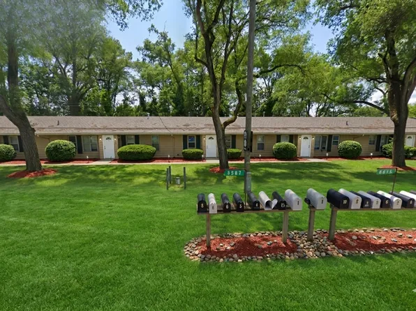 White Lake Waterfront & Private Beach Apartments, 8587-8615 Pontiac Lake Rd #8587-5, White Lake, MI 48386