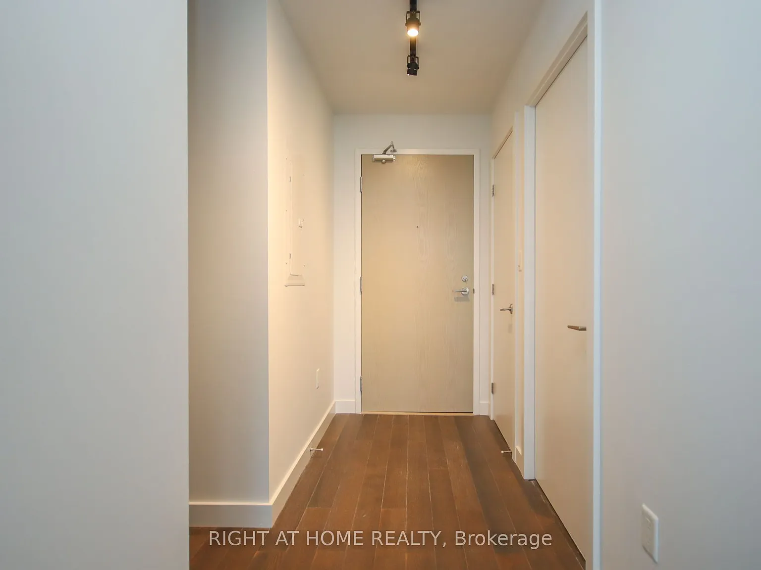224 Lyon St N — Photo 3