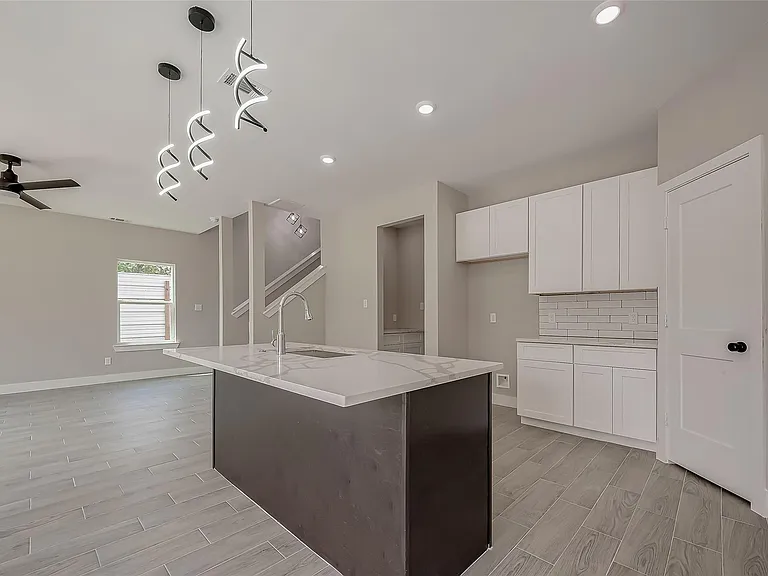 8128 Chateau St — Photo 15
