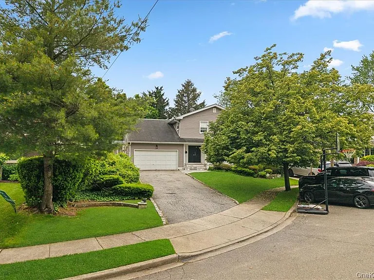 1127 Fordham Ln — Photo 2