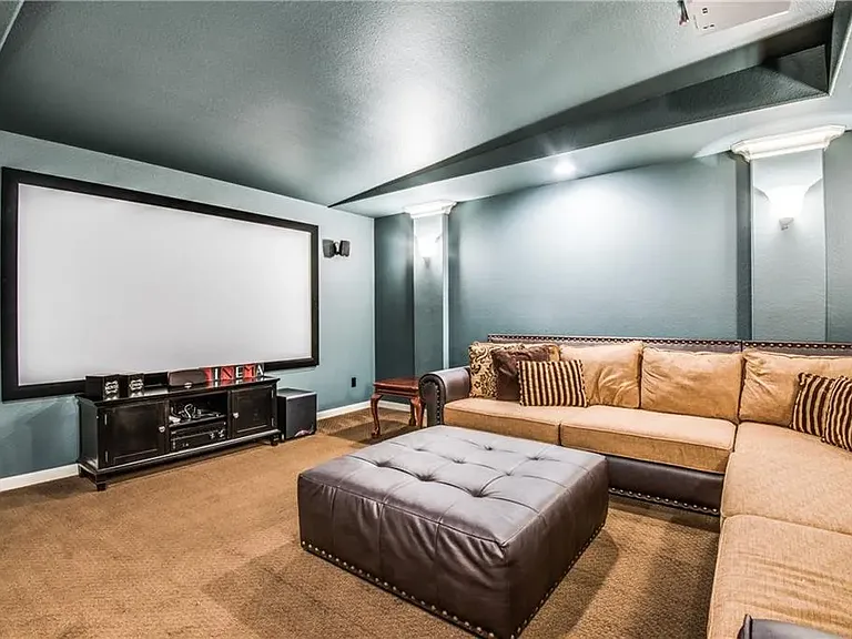 580 Butchart Dr — Photo 34