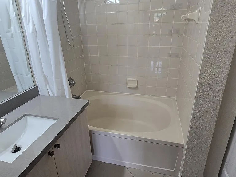 2505 Belmont Ln — Photo 9