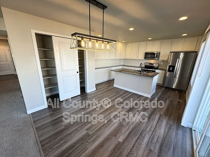 4 bed, 2.5 bath, 2788 sqft, $2,550 — Photo 3