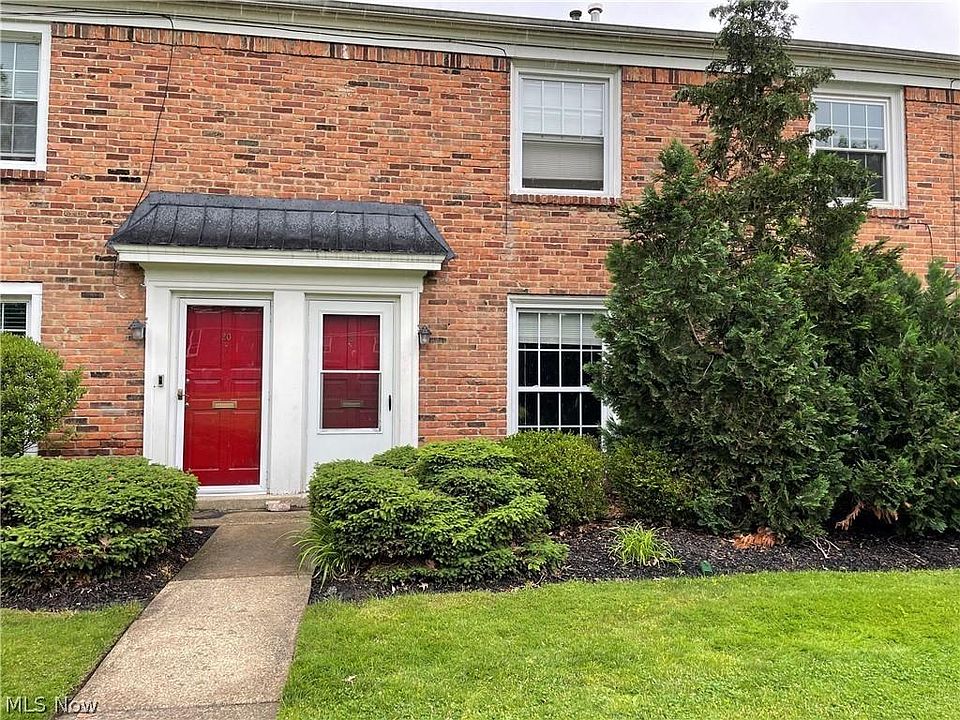 Beautiful all brick exterior as you enter your home in the Raleigh neighborhood.
