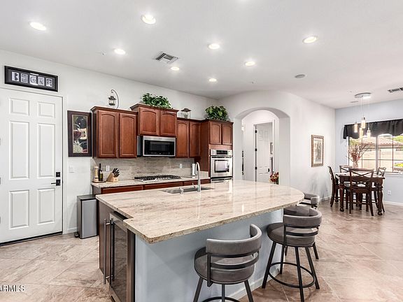 4th image of 800 W SYCAMORE Court