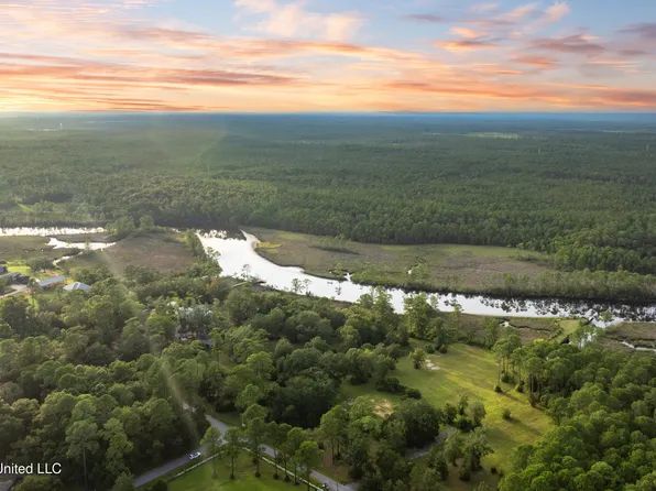 8908 Dixie St, Ocean Springs, MS 39564