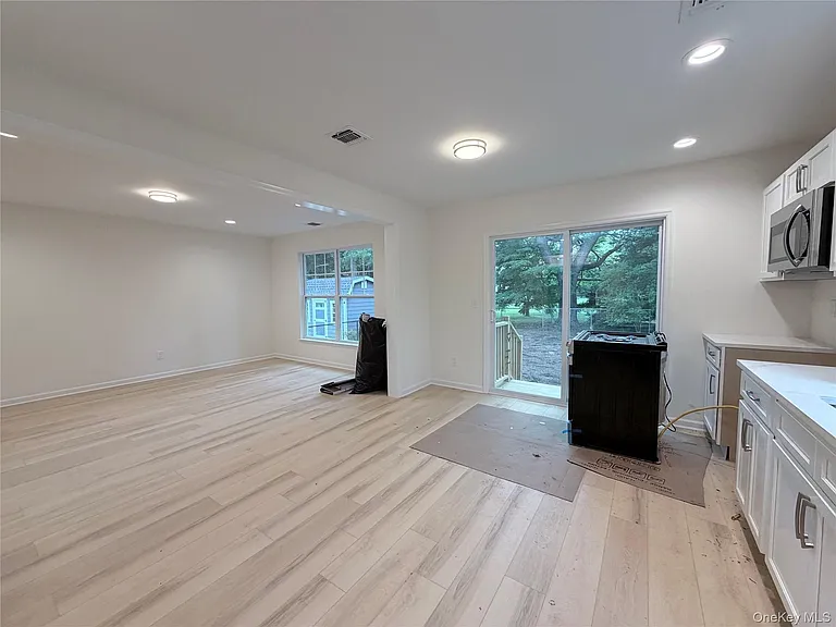 102 Pulaski Rd — Photo 6