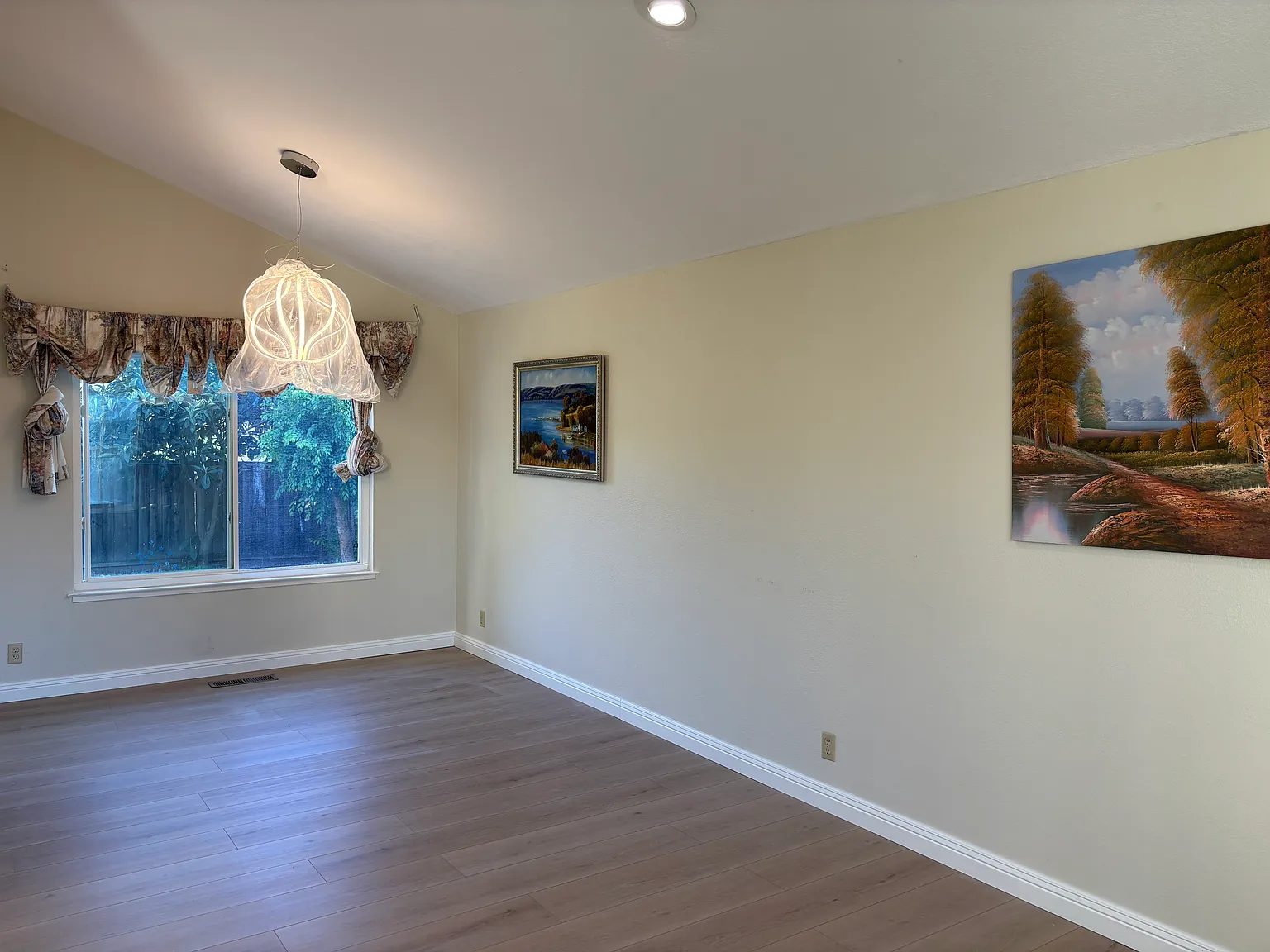 4 bed, 2303 sqft, $5,200 — Photo 2