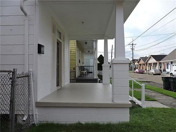 2nd image of 806 Belleville St
