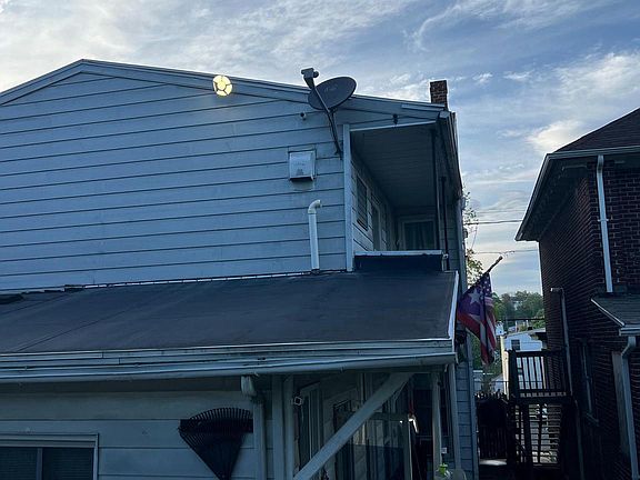 3rd image of 705 W Race St