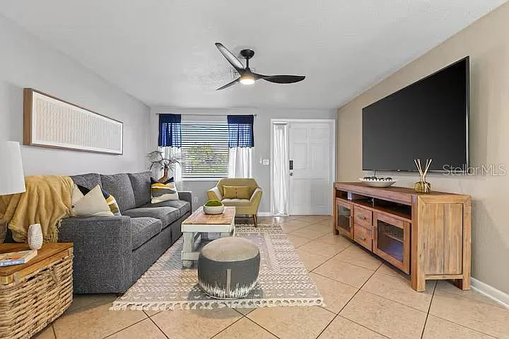 3 bed, 2.0 bath, 1368 sqft, $3,500 — Photo 3
