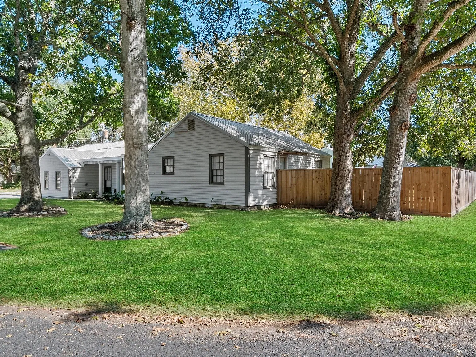 4 bed, 4.0 bath, 2490 sqft, $2,900 — Photo 3