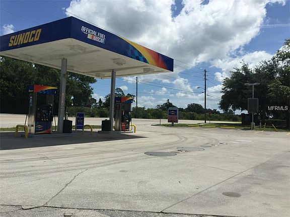 3rd image of 590 Geneva Dr