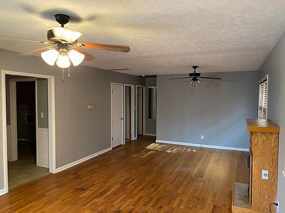 4th image of 2250 N Farmer Ave