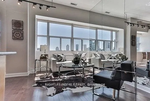 700 King St W #813 — Photo 3