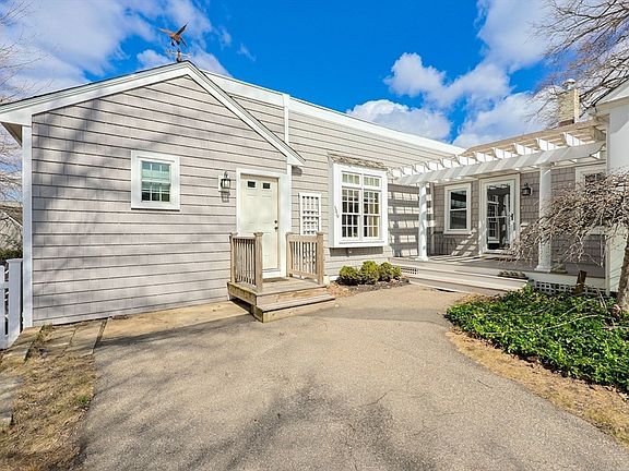 4th image of 549 Summer St