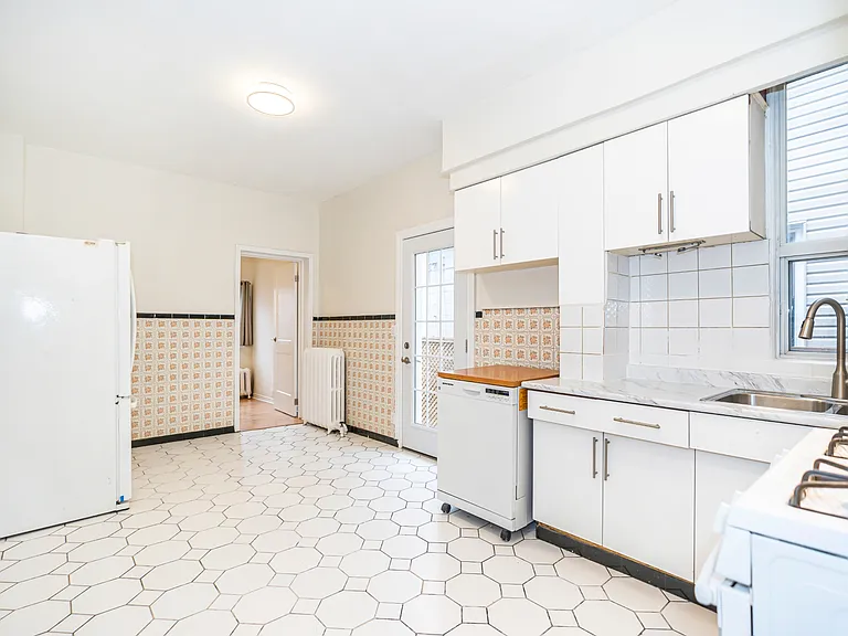 150A Palmerston Ave #A — Photo 3
