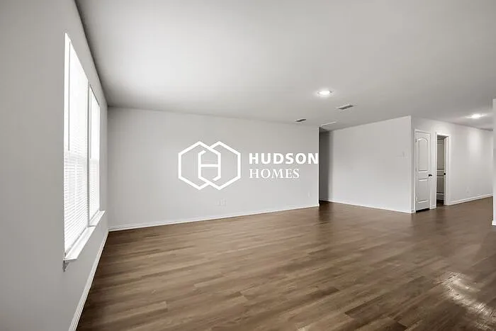 3 bed, 2.0 bath, 1600 sqft, $1,349 — Photo 3