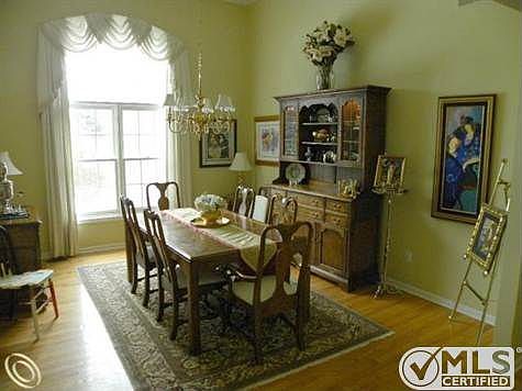 VERO 43435 DINING.JPG