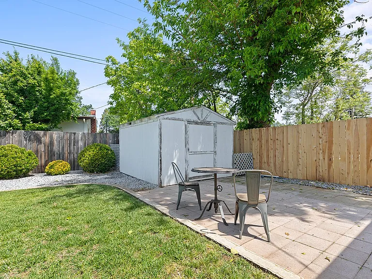 1580 Jeffries Ave — Photo 15