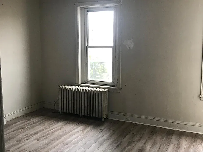 932 W 8th St — Photo 12