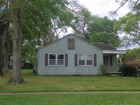 2nd image of 915 11th St