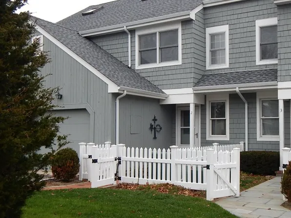 https://photos.zillowstatic.com/fp/bed88f896f73249b0aa9e75b32fa3952-p_e.webp