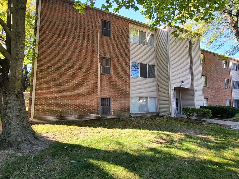 Garfield Park Apartments — Photo 28