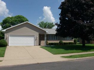 2114 Alameda Dr, Pekin, IL