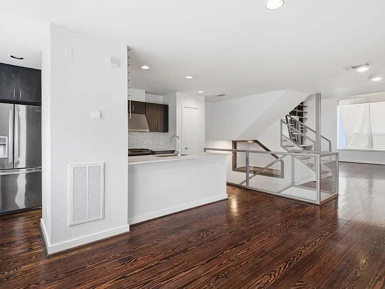 2934 Commerce St — Photo 14
