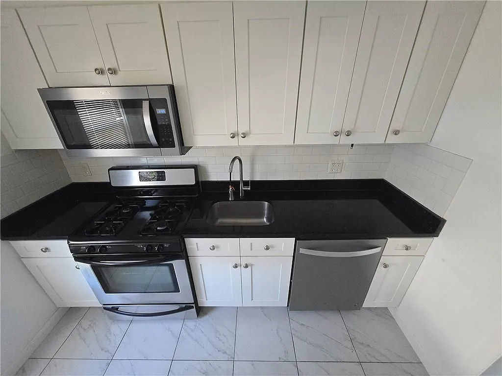 2 bed, 1.0 bath, 800 sqft, $1,999 — Photo 3