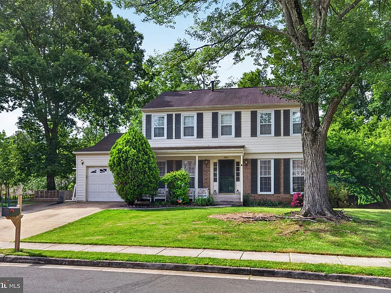 8815 Newport Ct — Photo 2