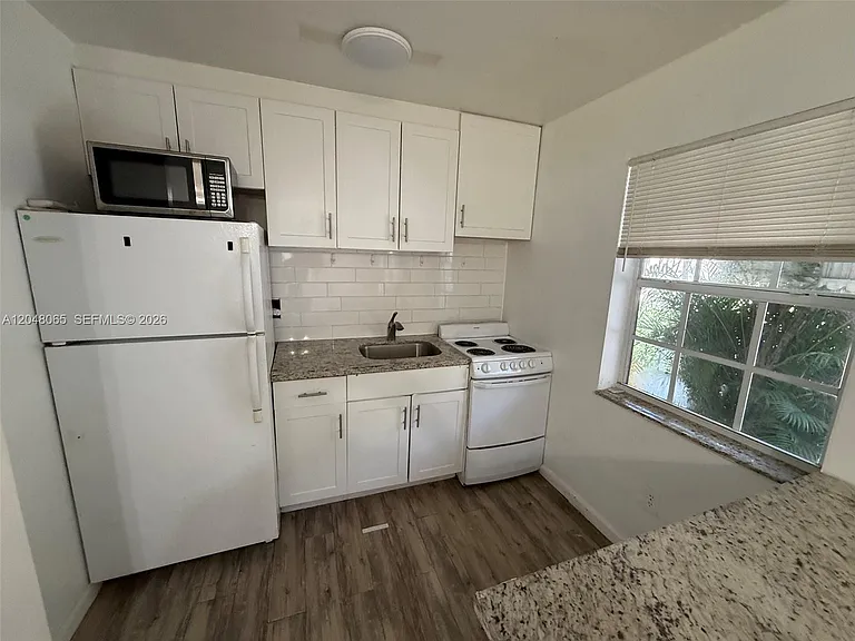 34 SW 5th St #1-2 — Photo 8