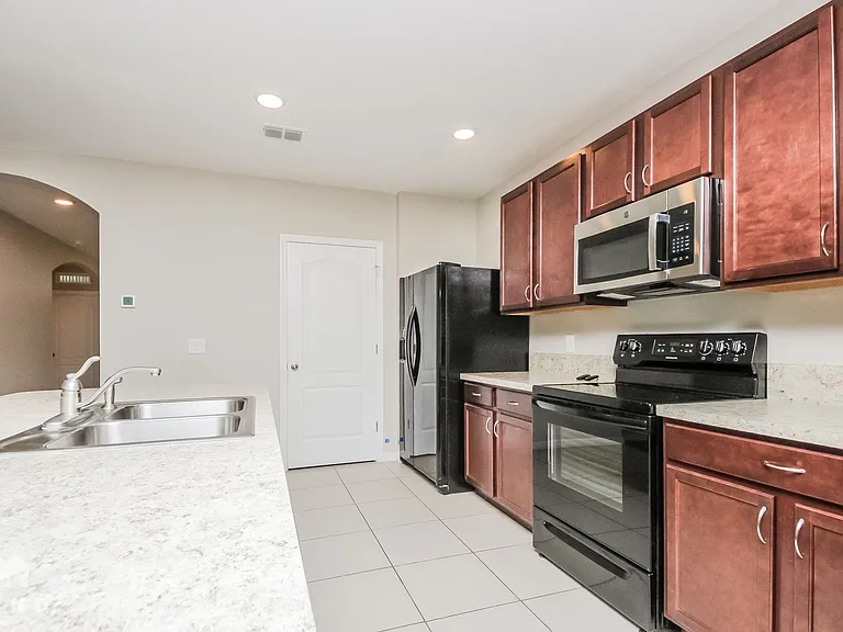 1461 Powell Ln — Photo 2