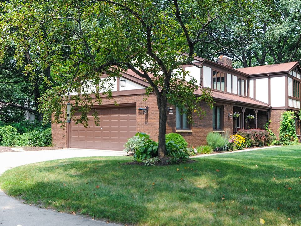 1st image of 370 Deerpath Dr