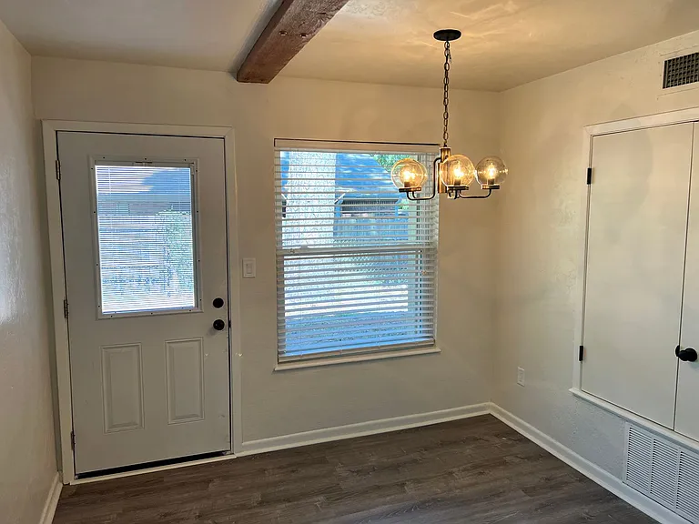 304 Campbell St — Photo 2