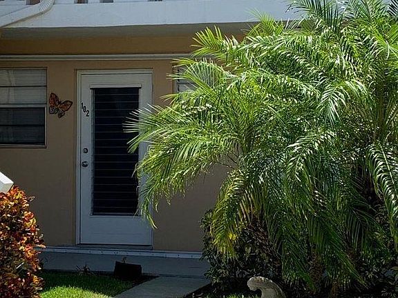 1st Floor Entrance - Parking at front door