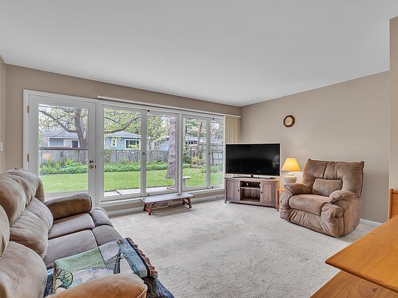 5th image of 1114 N Maple Rd