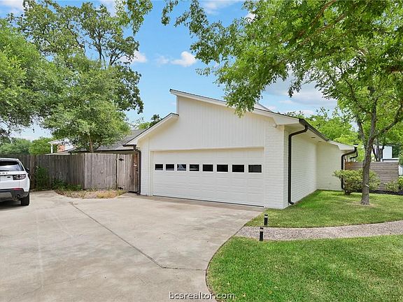 3rd image of 1905 Comal Cir