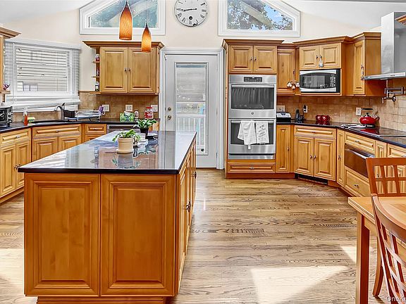 2nd image of 2070 Beverly Way