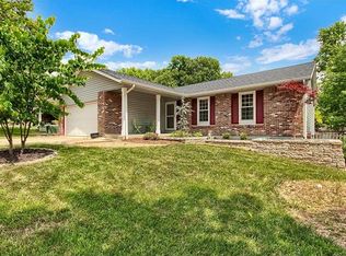 559 Treetop Village Dr, Ballwin, MO 63021