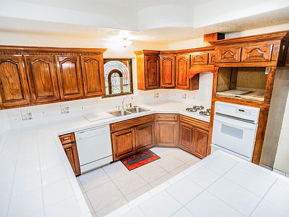 4th image of 2700 Oxford Dr