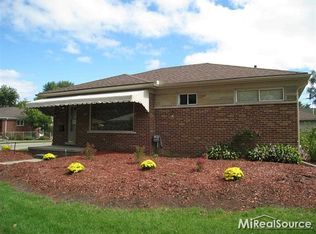 26318 Harmon St, Saint Clair Shores, MI 48081