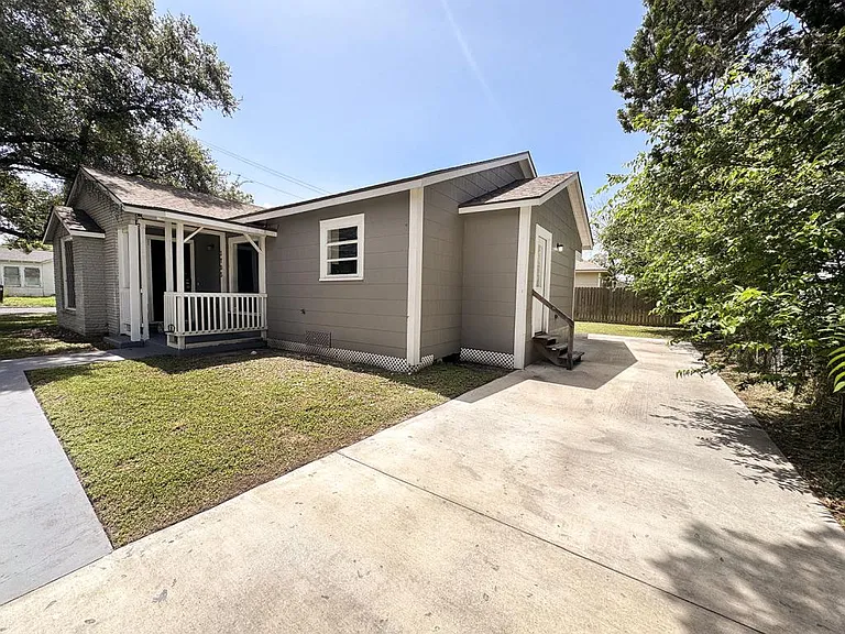 1705 Avondale St — Photo 3