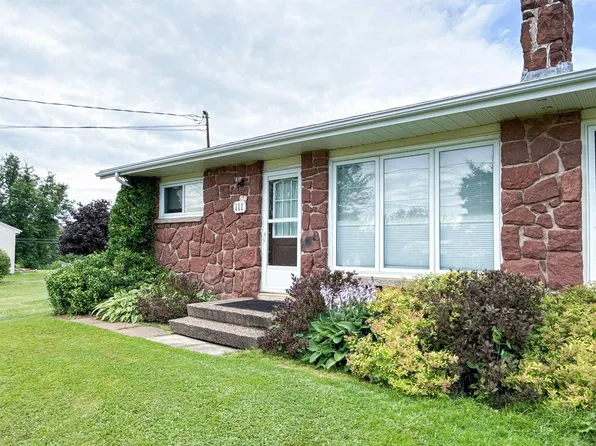 111 Meadowbank Rd, Cornwall, PE C0A 1H1