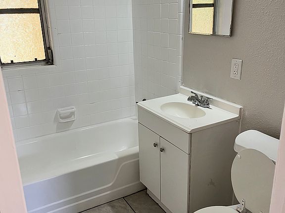 3rd image of 3136 Gladys St