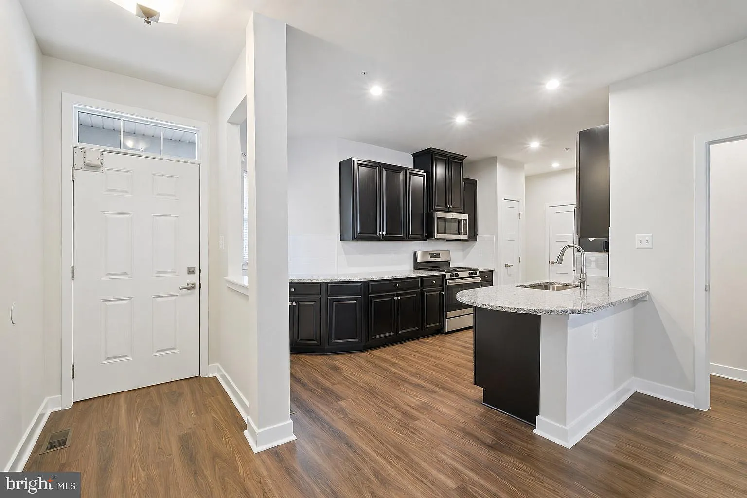 3 bed, 4.0 bath, 2868 sqft, $2,900 — Photo 3