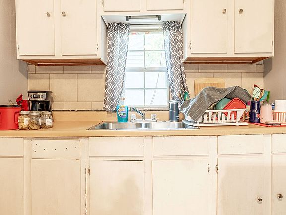 5th image of 306 W Kolstad St
