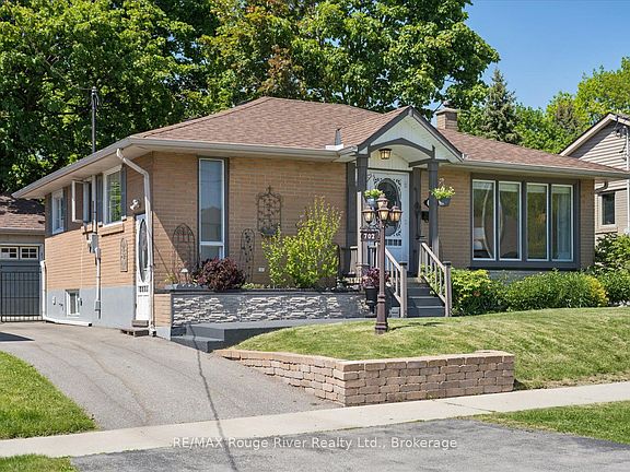 3rd image of 702 Gilbert St W