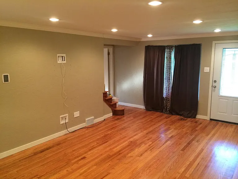 1041 Broughton Rd — Photo 2